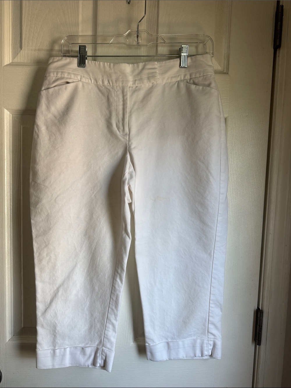 Like new Ann Taylor Petite capri pants. White size 8p curvy